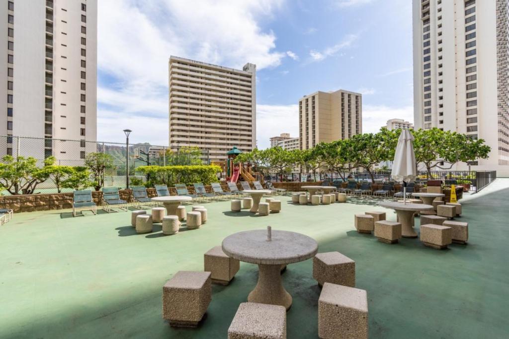 Апартаменты Waikiki Banyan W-Ocean Views With Free Parking! Гонолулу Экстерьер фото
