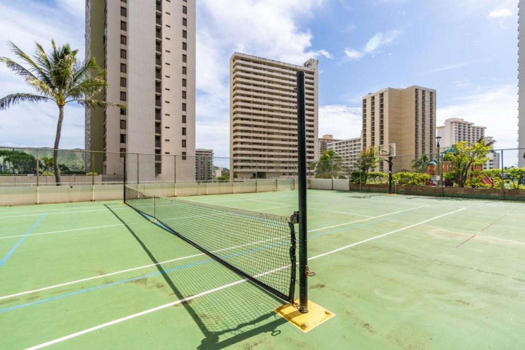 Апартаменты Waikiki Banyan W-Ocean Views With Free Parking! Гонолулу Экстерьер фото