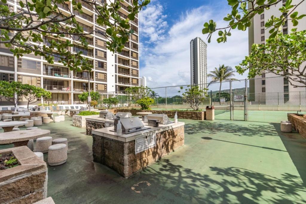 Апартаменты Waikiki Banyan W-Ocean Views With Free Parking! Гонолулу Экстерьер фото